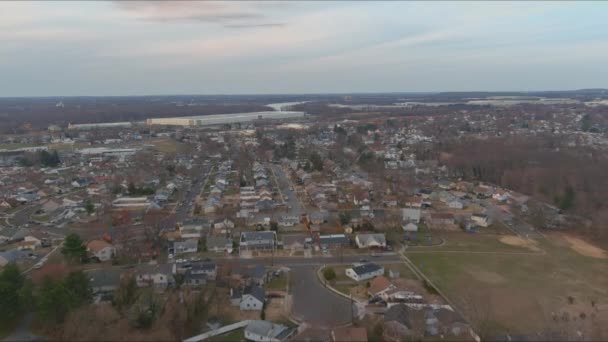 Vista aérea sobre a paisagem ruas residenciais início da primavera de uma pequena cidade — Vídeo de Stock