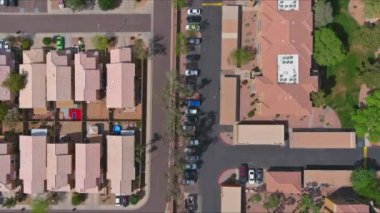 Phoenix Arizona 'da küçük bir uyuma alanının kentsel manzarasında Avondale şehir evleri yakınlarındaki küçük göletlerin havadan çatıları.