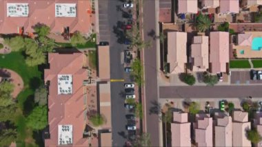 Havadan bakıldığında küçük bir çöl kasabası Phoenix Arizona yakınlarındaki engebeli dağlardan oluşan Avondale şehri.