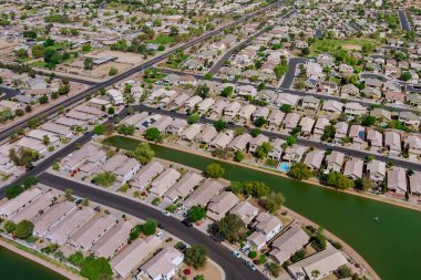 Avondale yakınlarındaki pek çok küçük gölet eyalet başkenti Phoenix Arizona ABD yakınlarındaki çöl manzaralı bir yerdir.