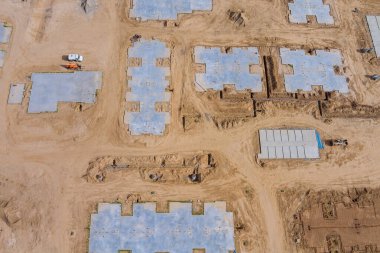 Banliyösü olan yeni bir evin temellerinin atılması üzerine havadan üst görünüm inşaatı.