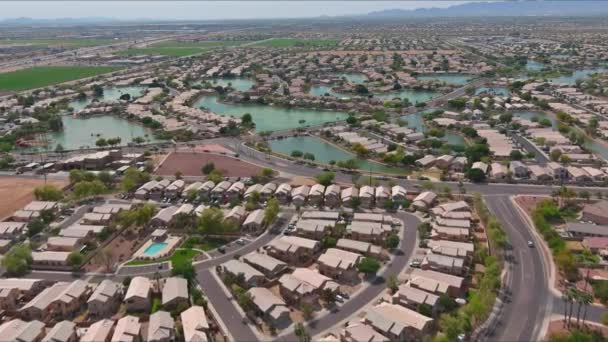 S výhledem na poušť mnoha malých rybníčků v blízkosti Avondale malé město a drsné hory v blízkosti hlavního města státu Phoenix Arizona — Stock video