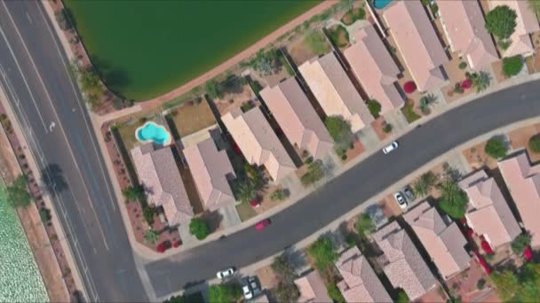S výhledem na poušť mnoha malých rybníčků v blízkosti Avondale malé město a drsné hory v blízkosti hlavního města státu Phoenix Arizona — Stock video