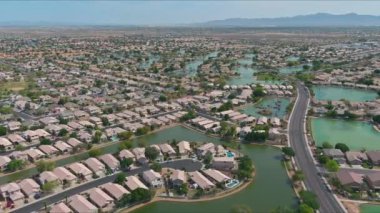 Avondale yakınlarındaki pek çok küçük gölet eyalet başkenti Phoenix Arizona yakınlarındaki çöl manzaralı bir yerdir.