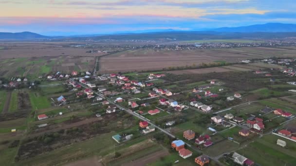 Luftaufnahme Europa Herbst Dorf mit natürlichen Landschaft Felder — Stockvideo