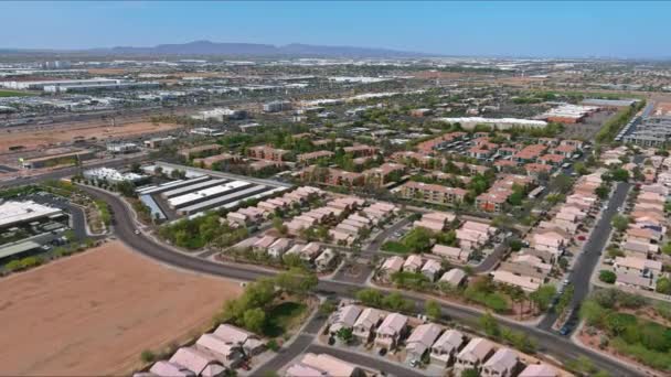 Uitzicht op kleine stad een Avondale stad van ruige bergen in de buurt op de snelweg snelweg Phoenix Arizona — Stockvideo
