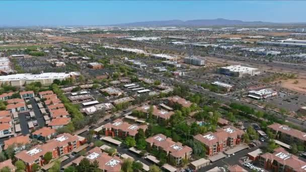 Vista de un pequeño pueblo Avondale en un valle de montaña entre el desierto de Arizona — Vídeos de Stock