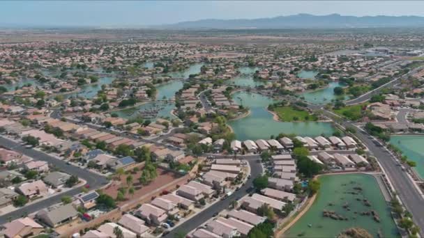 Vue sur de nombreux petits étangs près de la petite ville d'Avondale dans le désert de l'Arizona — Video