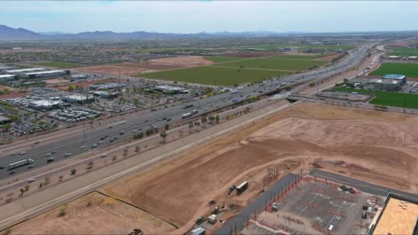 Klassisk panorama utsikt över en motorväg byta trafik över Amerika på under rusningstid nära Phoenix Arizona — Stockvideo