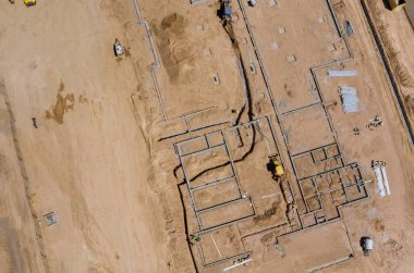 İnşaat inşaatı. Gelecekteki ev için zemin kazılmış ve çimento ile doldurulmuş siperler..