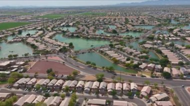 Avondale yakınlarındaki pek çok küçük gölet eyalet başkenti Phoenix Arizona yakınlarındaki çöl manzaralı bir yerdir.