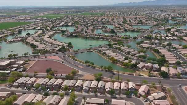 De nombreux petits étangs près de la petite ville d'Avondale une vue sur le désert près de Phoenix, capitale de l'État Arizona — Video