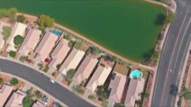 Avondale yakınlarındaki pek çok küçük gölet eyalet başkenti Phoenix Arizona yakınlarındaki çöl manzaralı bir yerdir.