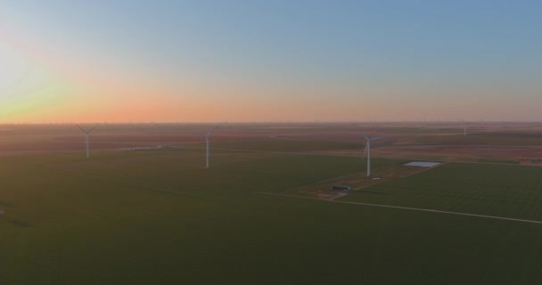 Un parque eólico al atardecer en Texas — Vídeos de Stock