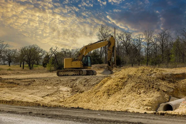 Construcción Excavación Drenaje Agua Sitio Construcción Carreteras Sistema Drenaje Alcantarillas — Foto de Stock