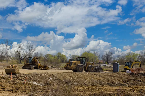 道路工事上の道路設備上の掘削機の計画ビューで建設中の掘削機 — ストック写真