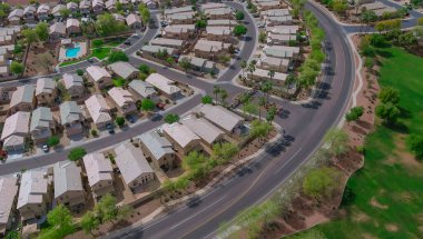 Arizona yakınlarındaki Avondale yakınlarındaki yerleşim yerlerinin çatılarının panoramik görüntüsü.