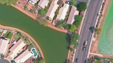 Phoenix Arizona Avondale şehrinin yakınlarında ABD 'deki yerleşim evleri, mahalle ve apartman kompleksi hava aracı manzarası görülüyor.