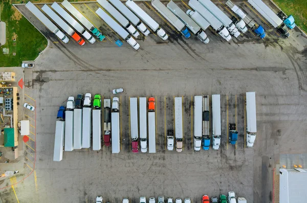 Vista aérea no estacionamento de caminhões antigos