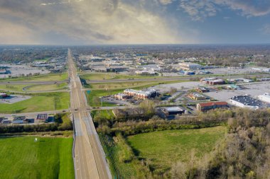 Küçük bir kasabanın manzarası. Otobanlarda Fairview Heights, Illinois ABD kavşağı.