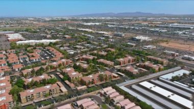 Phoenix Arizona 'da küçük bir uyuma alanının kentsel manzarasındaki evlerin çatıları.
