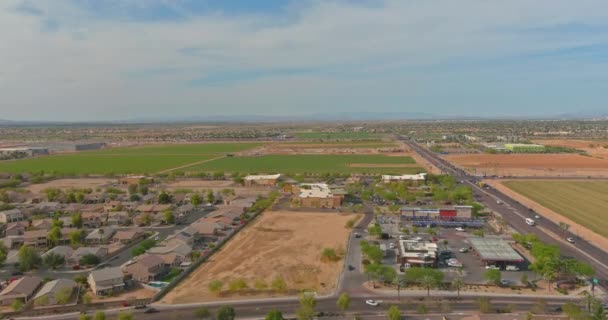 Воздушные крыши домов в городском пейзаже небольшой спальной зоны Phoenix Arizona US — стоковое видео