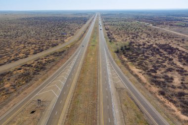 San Jon New Mexico yakınlarındaki çöl arazisinden geçen uzun şeritli hava yolu.