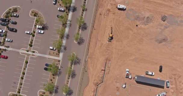Stavební práce domu v procesu přípravy pohled na novou rezidenční čtvrť s blízkými parkovacími vozy — Stock video