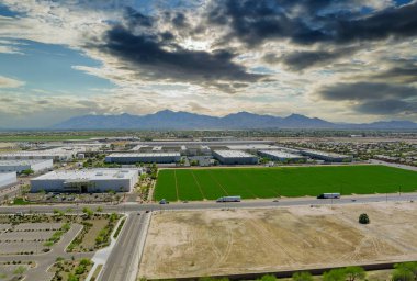 Avondale 'in güzel şehir manzarasındaki yerleşim yerlerinin yakınındaki depo manzarasının üstünde Arizona ABD çölünün ortasında.