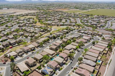 Avondale kasabası Arizona ABD 'nin çöl yerleşim bölgesindeki küçük bir kasabanın insansız hava aracı görüntüsü.