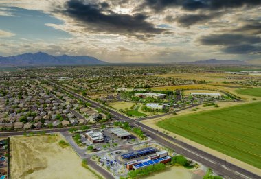 Avondale kasabası Arizona ABD 'de bulunan Avondale yakınlarında küçük bir kasabanın insansız hava aracı görüntüsü.