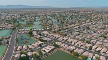 Havadan bakıldığında küçük bir çöl kasabası Phoenix Arizona yakınlarındaki engebeli dağlardan oluşan Avondale şehri.