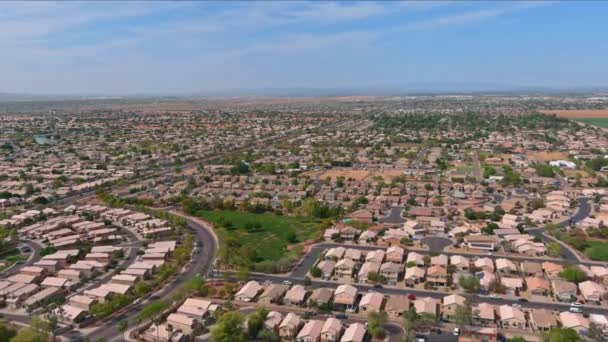 Luftaufnahme einer Mischung aus Einfamilienhäusern, Mehrfamilienhäusern und einem Wohnviertel in Avondale in der Nähe von Phoenix Arizona US — Stockvideo