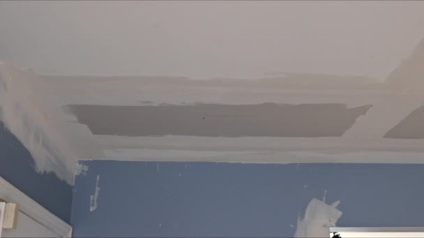 Revestimento de parede de reboco gesso de massa na parede do teto — Vídeo de Stock