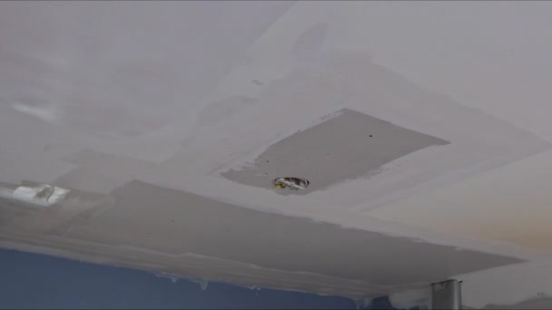 Ремонт интерьера дома на штукатурке покрытия стен шпаклевкой на потолке — стоковое видео