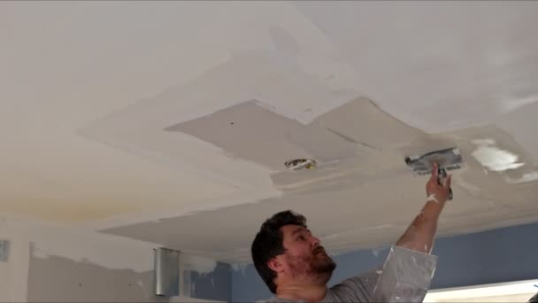 Intonaco rivestimento murale stucco sul soffitto — Video Stock