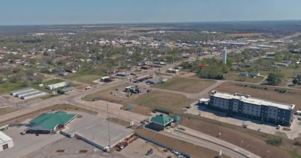 Вид з повітря панорама невеликого містечка Страуд в житловому районі на приміському розвитку з Оклахома США — стокове відео