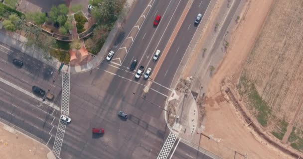Vysoko nad panorama pohled na dálnici, křižuje silnice na mezistátní dopravy přes Ameriku v blízkosti Phoenix Arizona US — Stock video