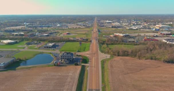 Vista aérea de los barrios residenciales en el hermoso paisaje urbano de la ciudad de Caseyville Illinois en EE.UU. — Vídeos de Stock