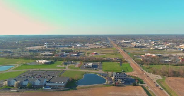 Panorama der Luftaufnahme einer Kleinstadt im Wohngebiet von Caseyville bei Vorortentwicklung mit einem US-Bundesstaat Illinois — Stockvideo