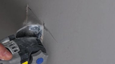 Açı el elektrikli aletleri alçı levhayı keser