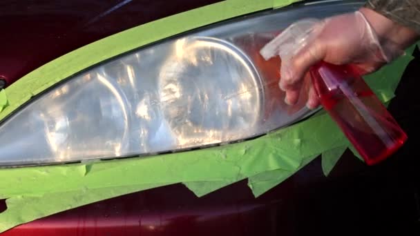 Limpeza de faróis de carro com máquina de polimento no serviço de carro — Vídeo de Stock