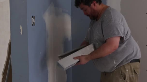 Βελτιώσεις σπιτιών. τοποθέτηση σοβά στον τοίχο με σπάτουλα — Αρχείο Βίντεο