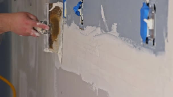 Trabalho do trabalhador alinha com uma parede de espátula — Vídeo de Stock