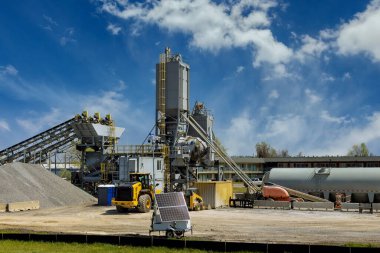 Panorama 'da ön uç yükleyicisi olan bir maden ve işleme fabrikasının endüstriyel ekipmanları