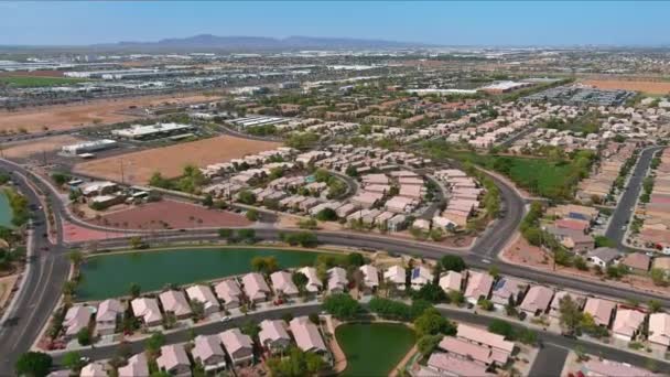 Közel Phoenix Arizona Avondale város a légi kilátás lakóházak szomszédságában és apartmankomplexum drón kilátás az USA-ban — Stock videók