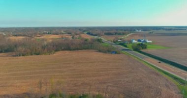 ABD 'deki Caseyville Illinois' de tarımsal tarlalardan geçen asfalt bir ülke manzarası
