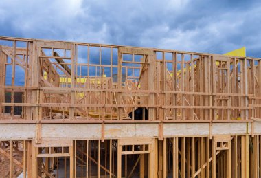 İnşaat altındaki ahşap kirişin hava manzaralı yeni bir apartman dairesi.