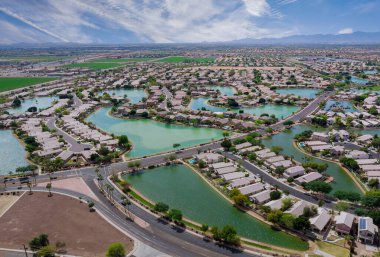 Phoenix Arizona 'da küçük bir uyuma alanının kentsel manzarasında Avondale şehir evleri yakınlarındaki küçük göletlerin havadan çatıları.