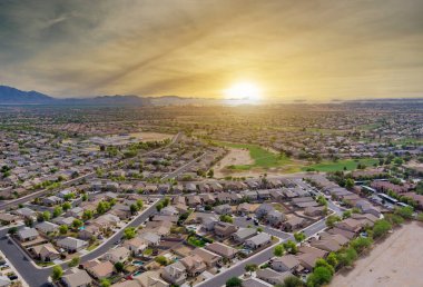 Eyalet başkenti Phoenix Arizona yakınlarındaki Avondale küçük bir kasaba şehrinin hava manzaralı çölü.